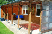 Blockhütte mit überdachter Terrasse für alle Gäste in Hartward