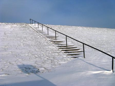 Deichtreppe im Winter in Ostbense an der Nordsee